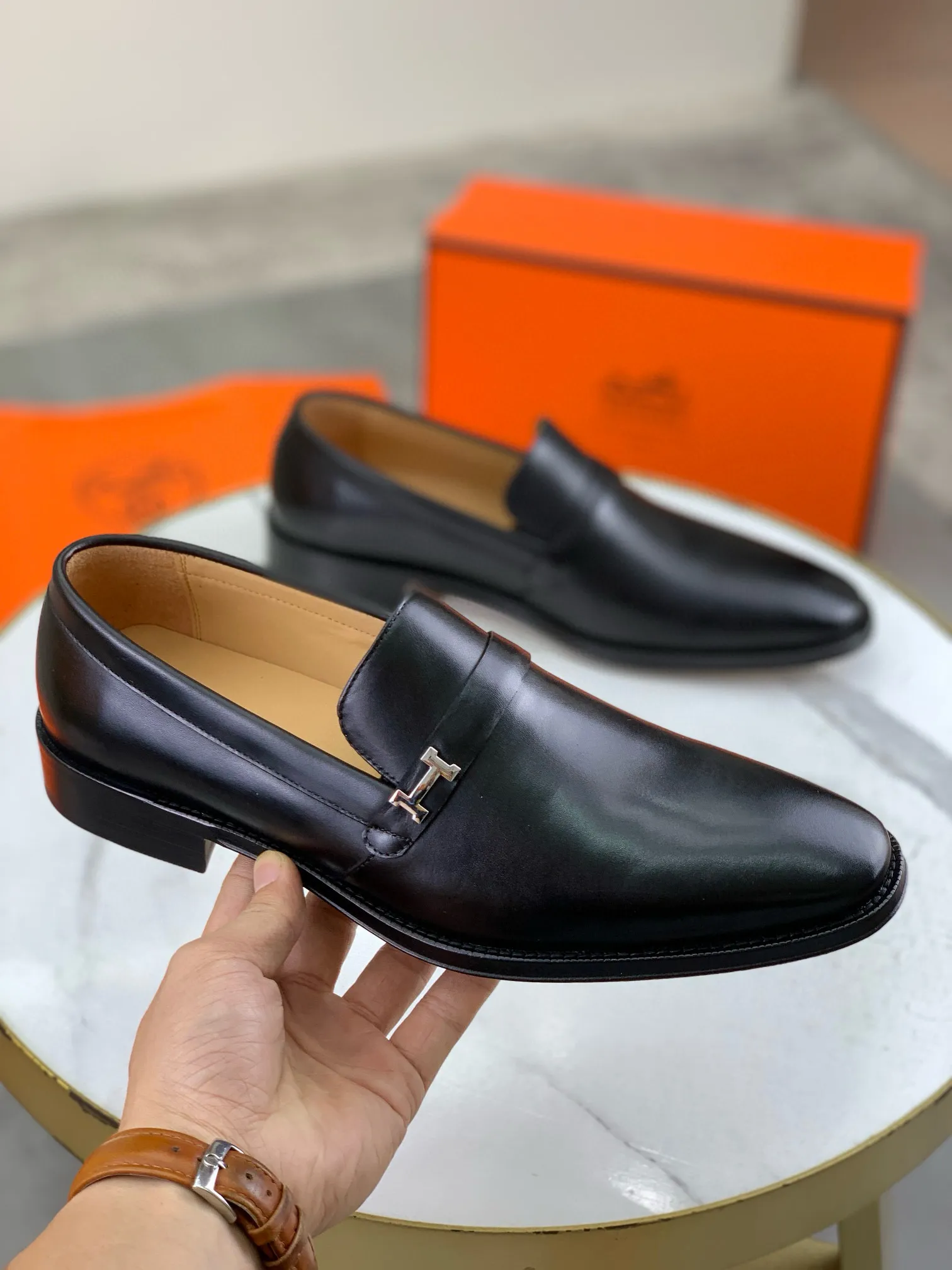 Factory price P960 💰Top version 💎💎💎 Original leather outsole Brand: Hermès (Hermès) Standard code: Men's size 39-44 (38, 45 can be customized) Grade: Same as the official website Original quality materials: Original soft calfskin Water-dyed cowhide lining Original Italian leather outsole Style categories: Men's fashion Formal casual leather shoes Slip-on men's shoes series Young fashion European and American trends, British style, colors: multiple options, counter packaging